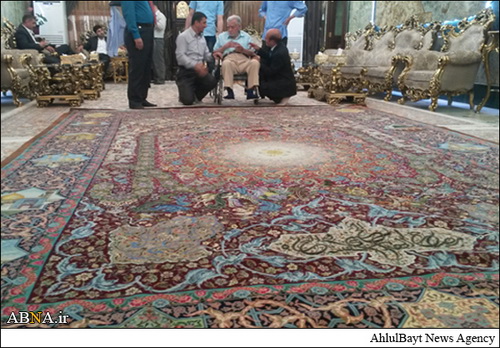 اهدای فرش یک میلیون دلاری به حرم امام حسین(ع) + عکس