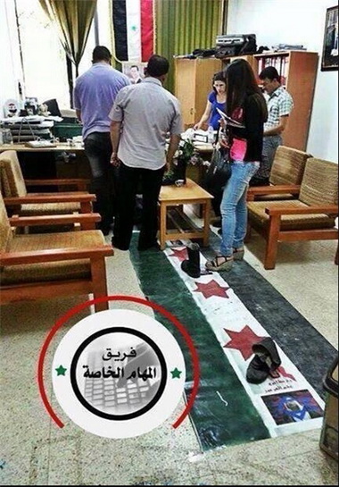 عکس/ پرچم معارضان زیر پای رأیدهندگان عکس/ پرچم معارضان زیر پای رأیدهندگان