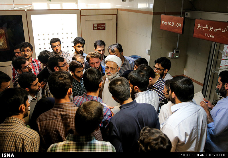 عکس/فرزندآیت‌الله کنی میان دانشجویان‌نگران