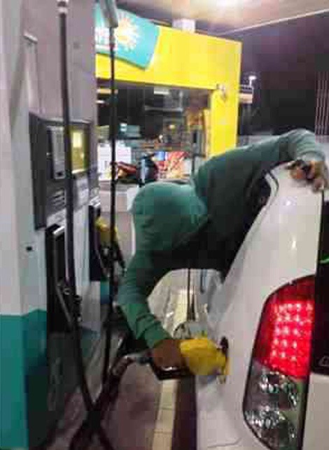 عکس / بنزین زدن یک تنبل