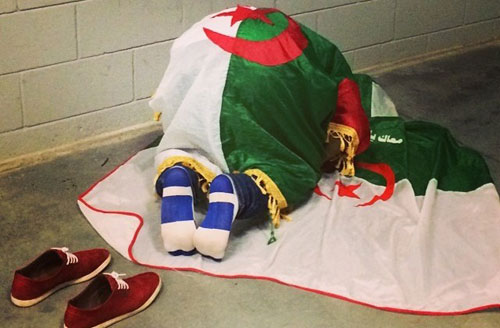 عکس/ نماز هوادار الجزایری در ورزشگاه