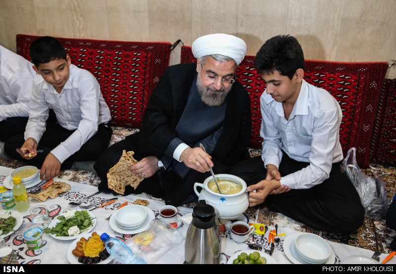 تصاویر/ مراسم افطار روحانی با ایتام