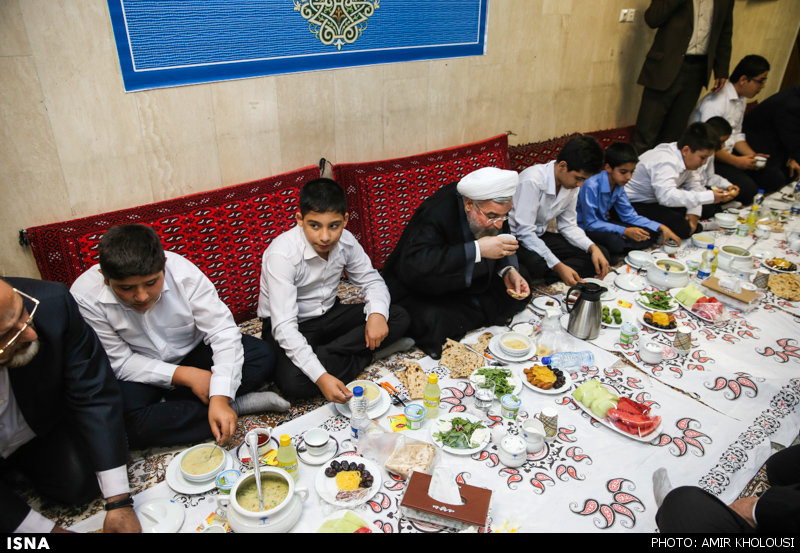 تصاویر/ مراسم افطار روحانی با ایتام