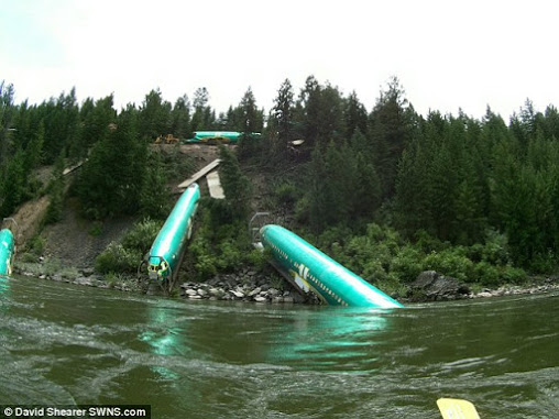 حادثه کم نظیر سقوط چند هواپیمای گرانقیمت بوئینگ به داخل دریاچه/تصاویر(خبر گوشه قرمز.حتما بزن نسوزه)