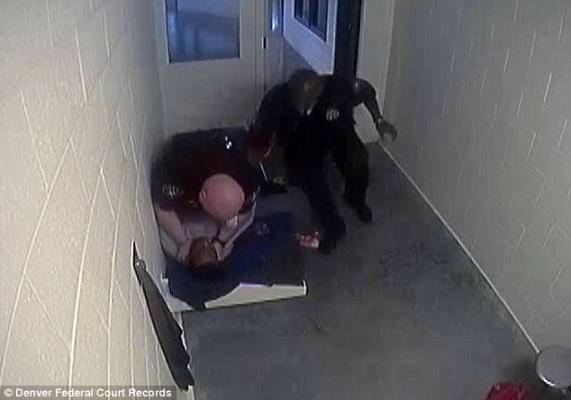 بی‌رحمانه‌ترین روش پلیس برای عقیم کردن مردان زندانی+عکس