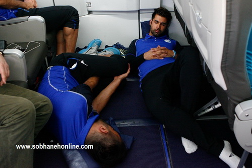 عکس/خوابیدن استقلالی‌ها در کف‌هواپیما