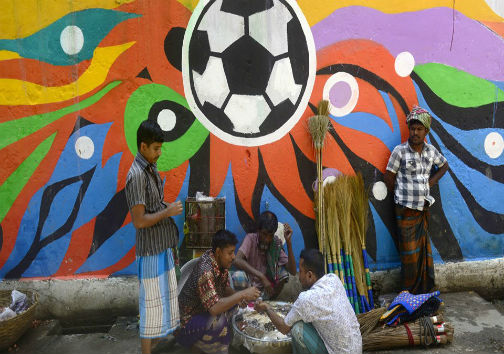 تب فوتبال بر در و دیوار بنگلادش! +عکس