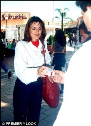 عکس/ سیگارفروشی ملکه اسپانیا