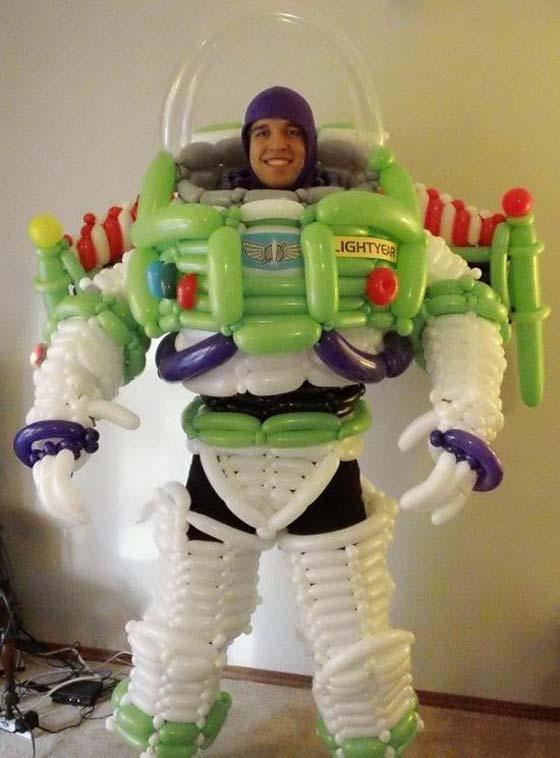 لباسی عجیب با ۲۰۰ بادکنک!