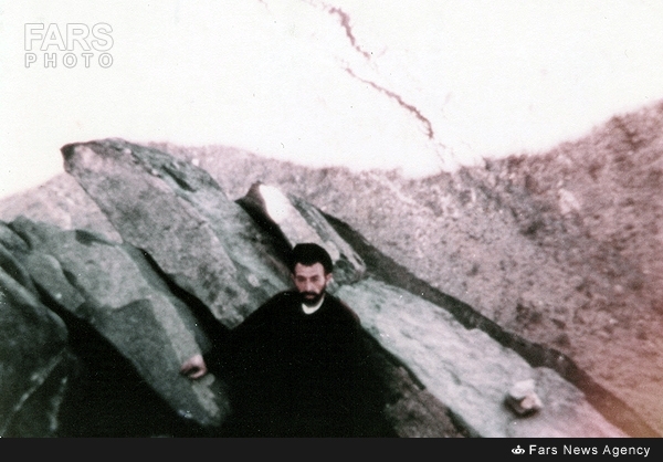 عکس/شهید بهشتی بر درگاه غار حرا