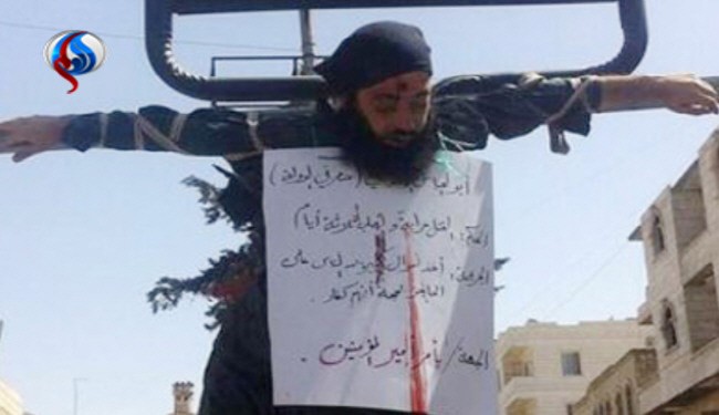 داعش فرمانده اش را به صلیب کشید+عکس