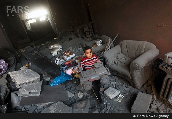 عکس/ زندگی در میان خرابه ها