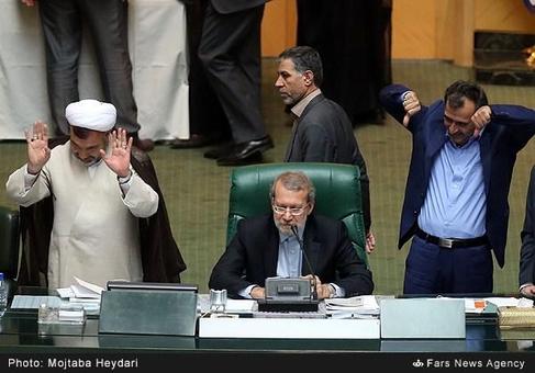 عکس/ واکنش یک نماینده به رای نیاوردن وزیرعلوم