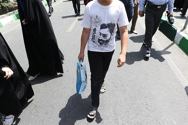 عکس/ تی‌شرت شهید آوینی در راهپیمایی