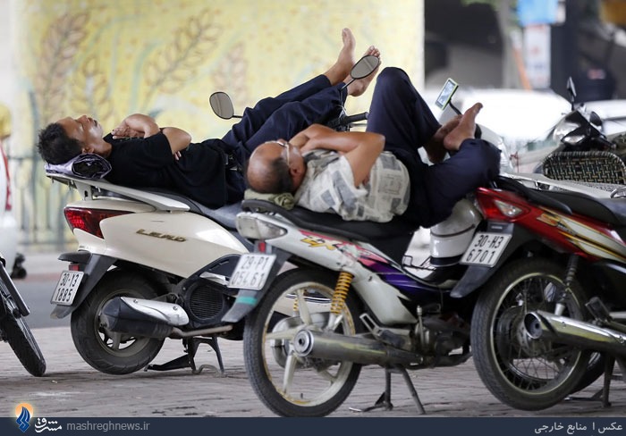 عکس/ خواب نیمروزی پیک موتوری