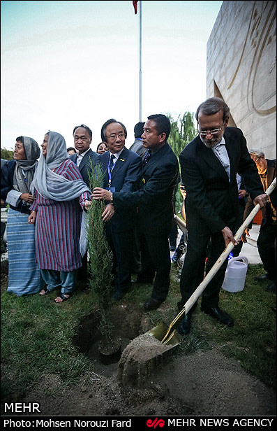 عکس/ لاریجانی نهال دوستی کاشت! عکس/ لاریجانی نهال دوستی کاشت!