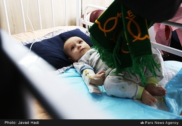 اشک و لبخندهای کودکانه به هدیه امام رضا(ع) +تصاویر اشک و لبخندهای کودکانه به هدیه امام رضا(ع) +تصاویر