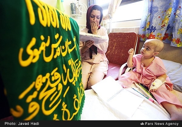 اشک و لبخندهای کودکانه به هدیه امام رضا(ع) +تصاویر اشک و لبخندهای کودکانه به هدیه امام رضا(ع) +تصاویر