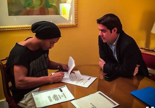 عکس/ قرارداد رونالدینیو با تیم جدیدش