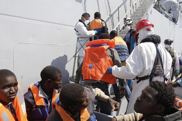 نجات مهاجران غیر قانونی آفریقایی از غرق شدن در سواحل ایتالیا