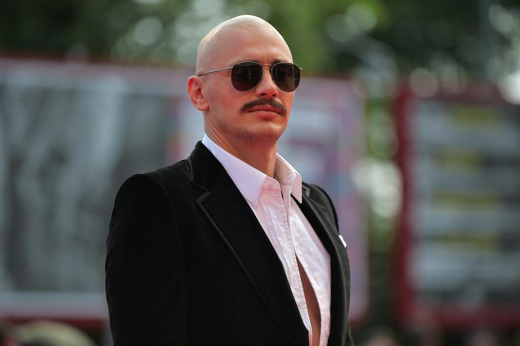 عکس/ تتوی عجیب روی سر کارگردان عکس/ تتوی عجیب روی سر کارگردان