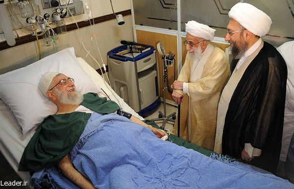 تصاویر/ آیت الله آملی لاریجانی و آیت الله جنتی بر بالین رهبرانقلاب