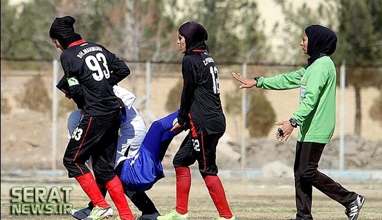 عکس/ روش جالب حمل مصدوم در فوتبال بانوان