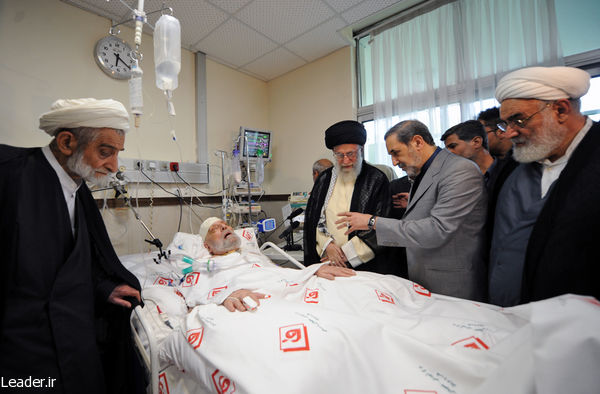 عکس/ رهبر انقلاب بر بالین آیت‌الله کنی