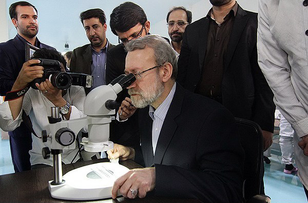 عکس/ لاریجانی پشت میکروسکوپ