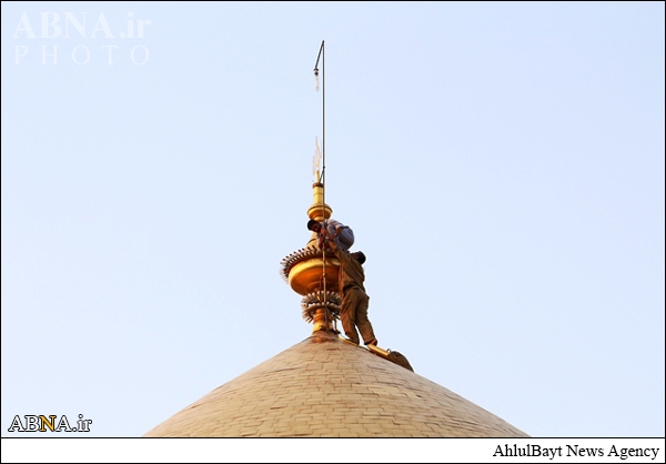 عکس/ تعویض چراغ‌های حرم امام علی(ع)