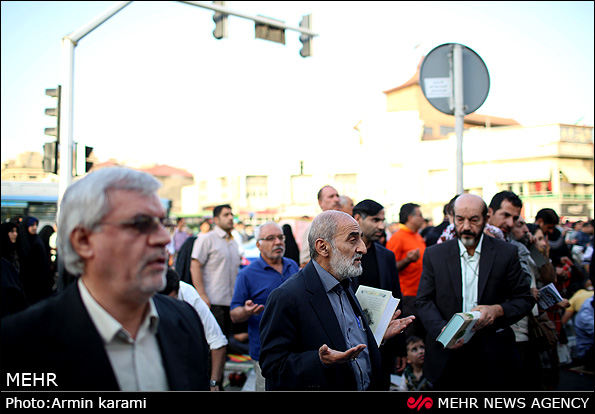 عکس/شریعتمداری در مراسم دعای عرفه عکس/شریعتمداری در مراسم دعای عرفه