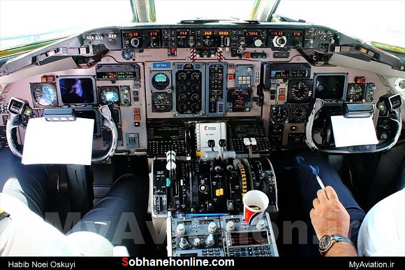 عکس/ سیگار کشیدن خلبان ایرانی در کابین