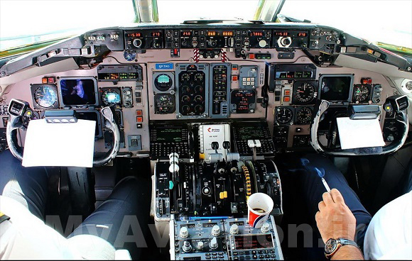 عکس/ سیگار کشیدن خلبان ایرانی در کابین هواپیما