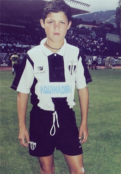 عکس/ رونالدوی نوجوان در زمین فوتبال عکس/ رونالدوی نوجوان در زمین فوتبال