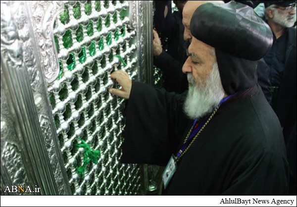 عکس/ ادای احترام یک اسقف به بانوی کرامت عکس/ ادای احترام یک اسقف به بانوی کرامت