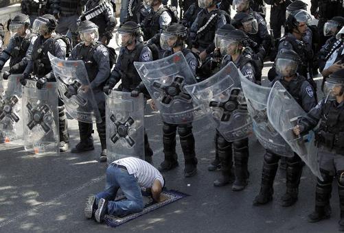 عکس/ اقدام یک فلسطینی در مقابل پلیس رژیم صهیونیستی عکس/ اقدام یک فلسطینی در مقابل پلیس رژیم صهیونیستی