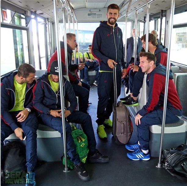 بازیکنان بارسا در اتوبوس +تصاویر