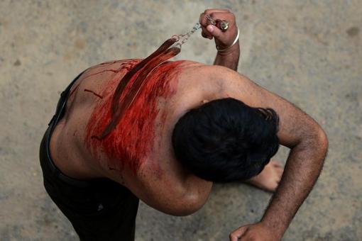 عکس/ زنجیر زنی عزادار هندی عکس/ زنجیر زنی عزادار هندی