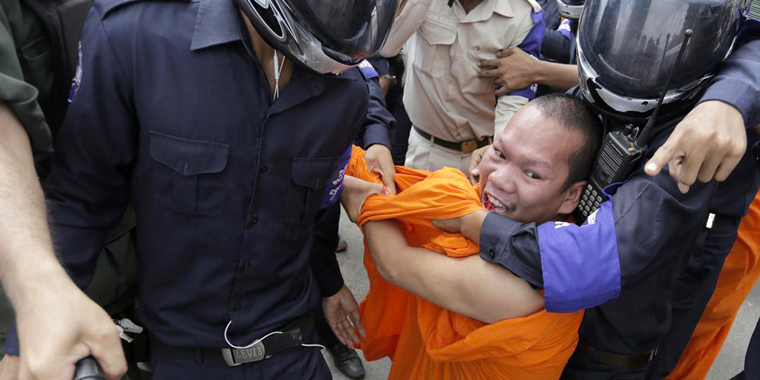 عکس/دستگیری یک راهب در کامبوج