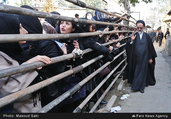 عکس/مدیر مسوول روزنامه اطلاعات در تدفین پاشایی
