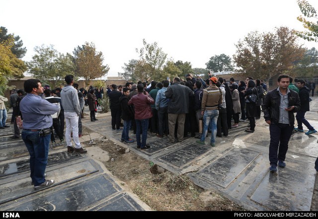 هواداران بر مزار پاشایی + تصاویر