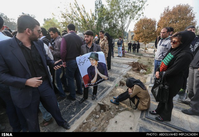 هواداران بر مزار پاشایی + تصاویر