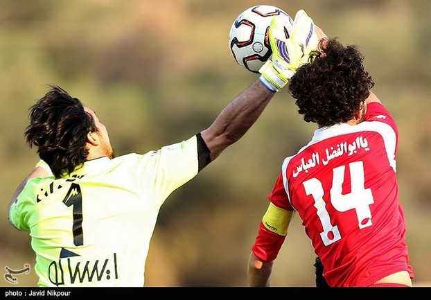 عکس/ تلاش نوری برای گل زدن با دست