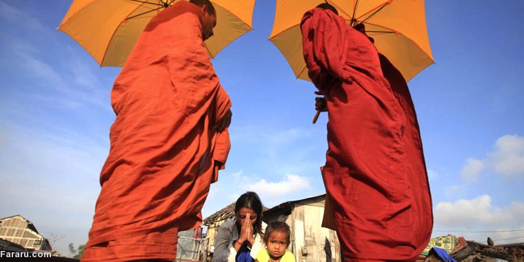 عکس/دعا مقابل‌ راهبان‌ بودایی