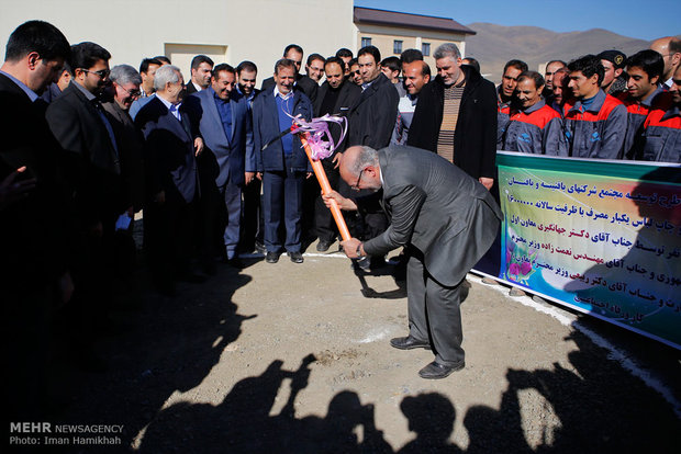 عکس/ وزیر کلنگ به دست! عکس/ وزیر کلنگ به دست!