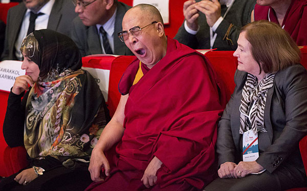 عکس/ خمیازه رهبر بوداییان در مراسم اعطای نوبل
