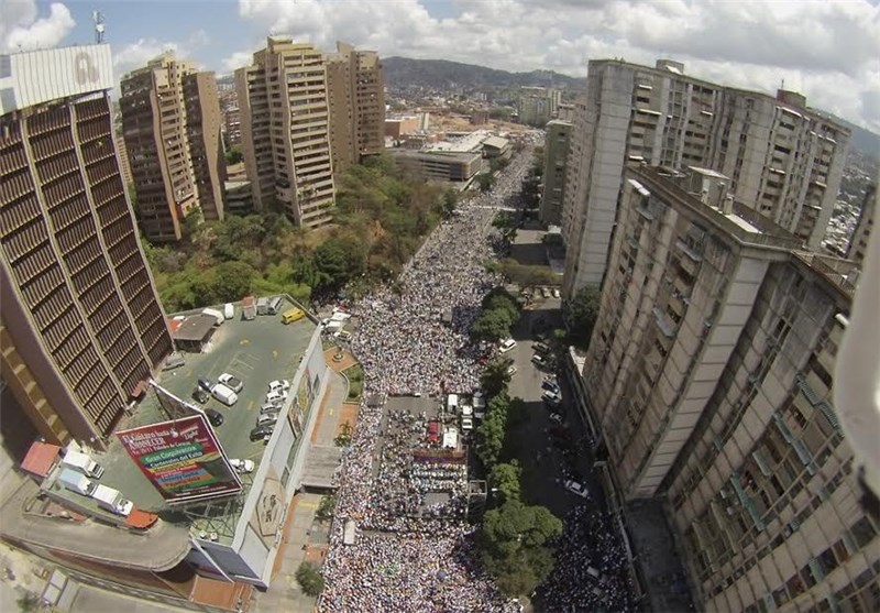 راهپیمایی هواداران مادورو علیه مصوبه سنای آمریکا +تصاویر