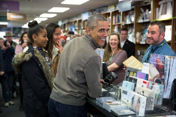 عکس/اوباما در کتاب فروشی