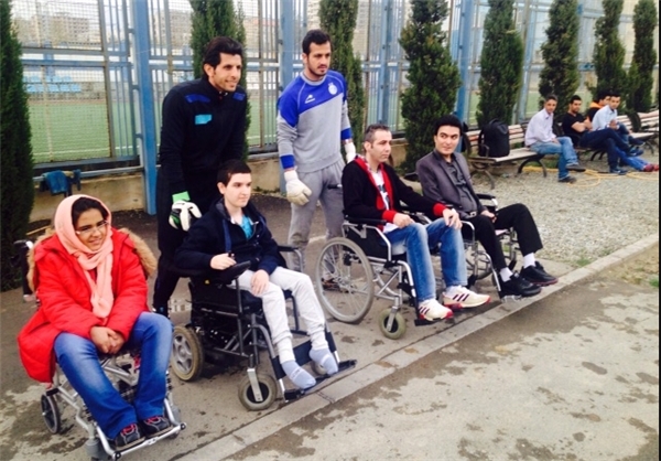 عکس گروهی آبیپوشان با بیماران MS عکس گروهی آبیپوشان با بیماران MS