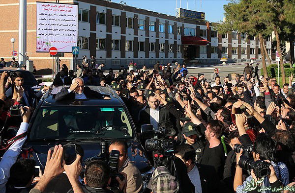 پیادهروی بنفشها!/ 100 نفر به استقبال ظریف رفتند! +تصاویر پیادهروی بنفشها!/ 100 نفر به استقبال ظریف رفتند! +تصاویر